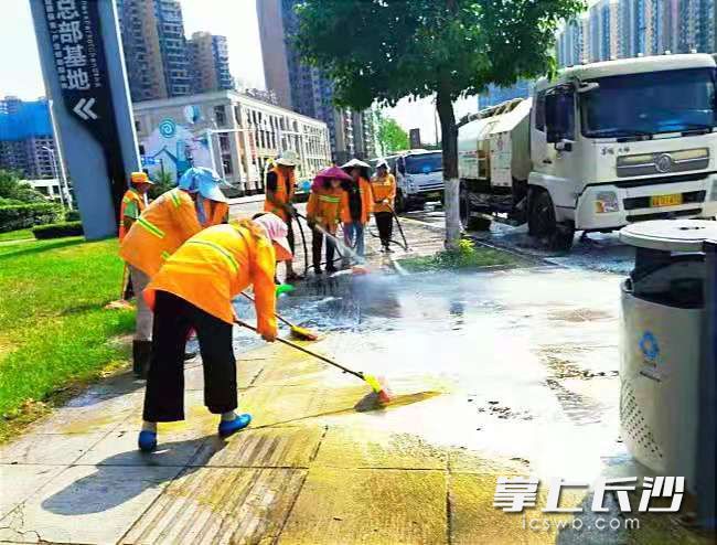 天心区环卫工人正在清洗路面。长沙晚报通讯员 刘晓阳 供图