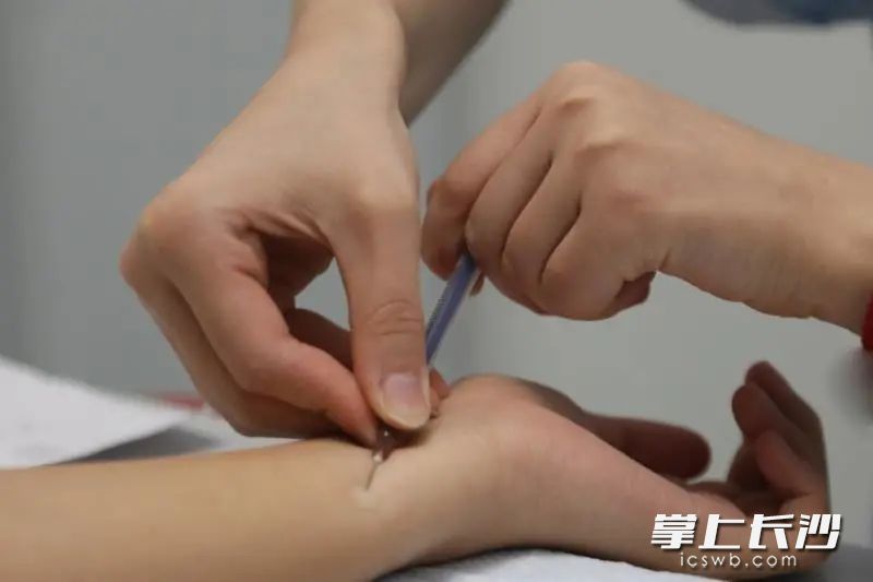 医务人员开展新生入学结核筛查。  湖南省胸科医院供图
