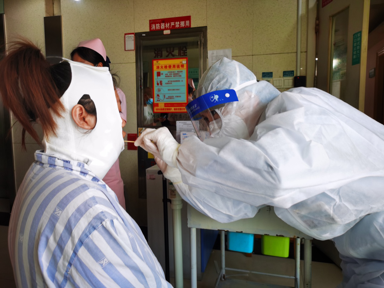 湖南省肿瘤医院对医务人员、病人、陪人开展全员核酸采样检测。通讯员 何君 摄