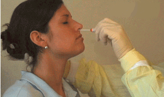 根据第八版防控方案和第二版新冠病毒核酸检测工作手册，要求首选采集鼻咽拭子，无法采集鼻咽拭子时采集口咽拭子。均为长沙市疾控中心供图