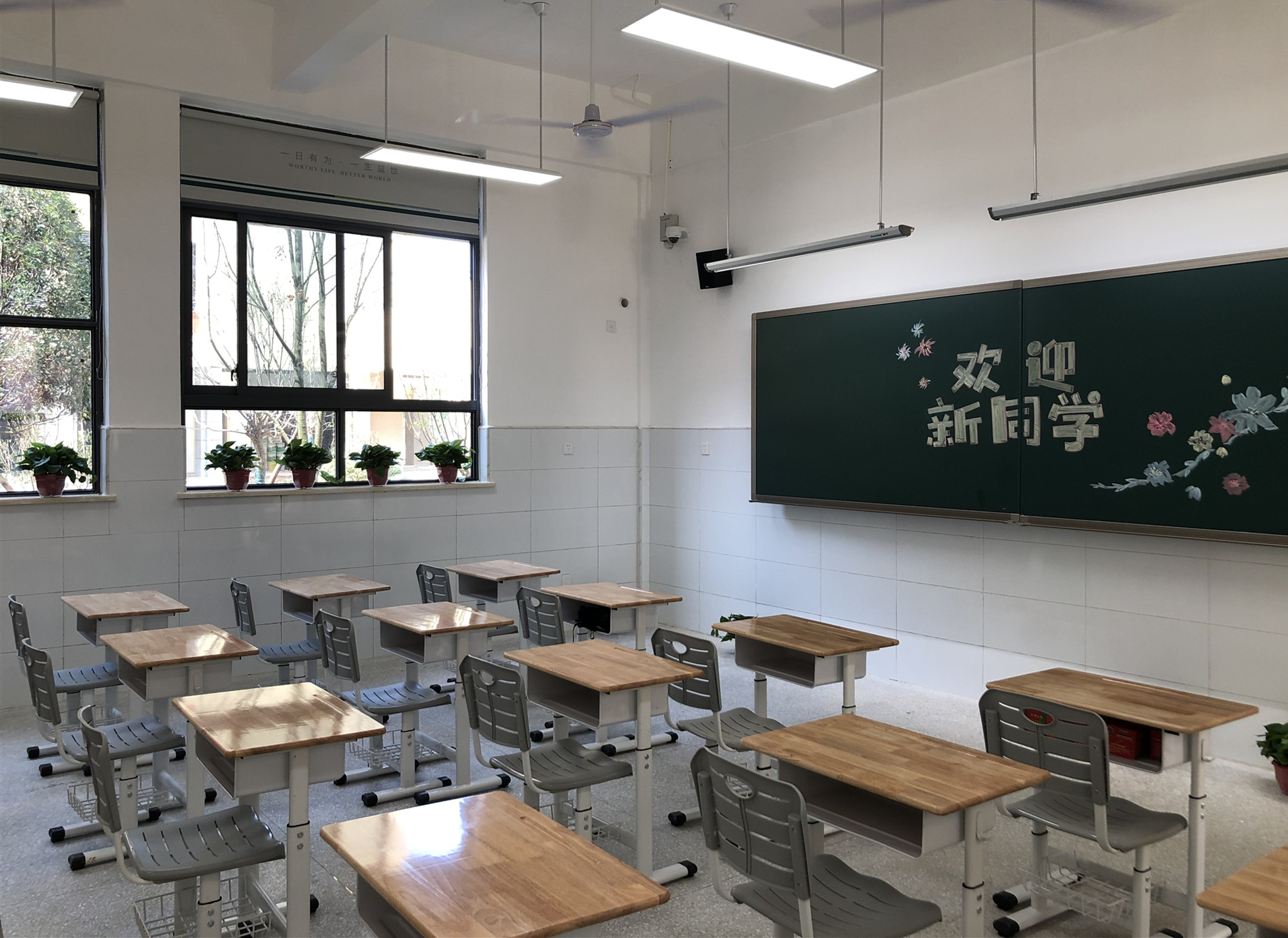 湘府英才益清小学教室里装有防眩光防屏闪护眼灯，配备原木水性漆课桌椅，有利于孩子们的健康成长。