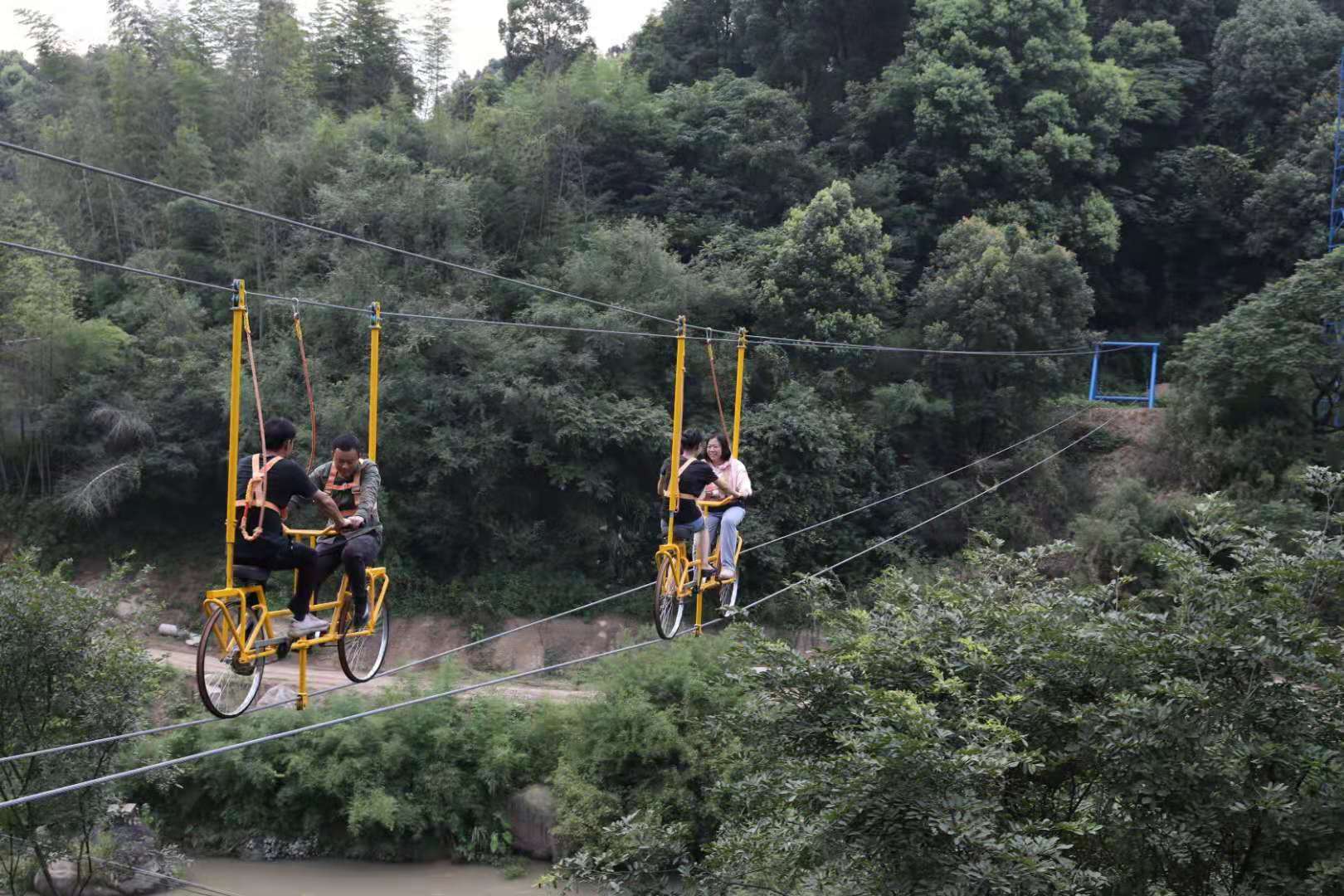 罗汉坝内高空单车项目让游客穿梭在青山绿水中。