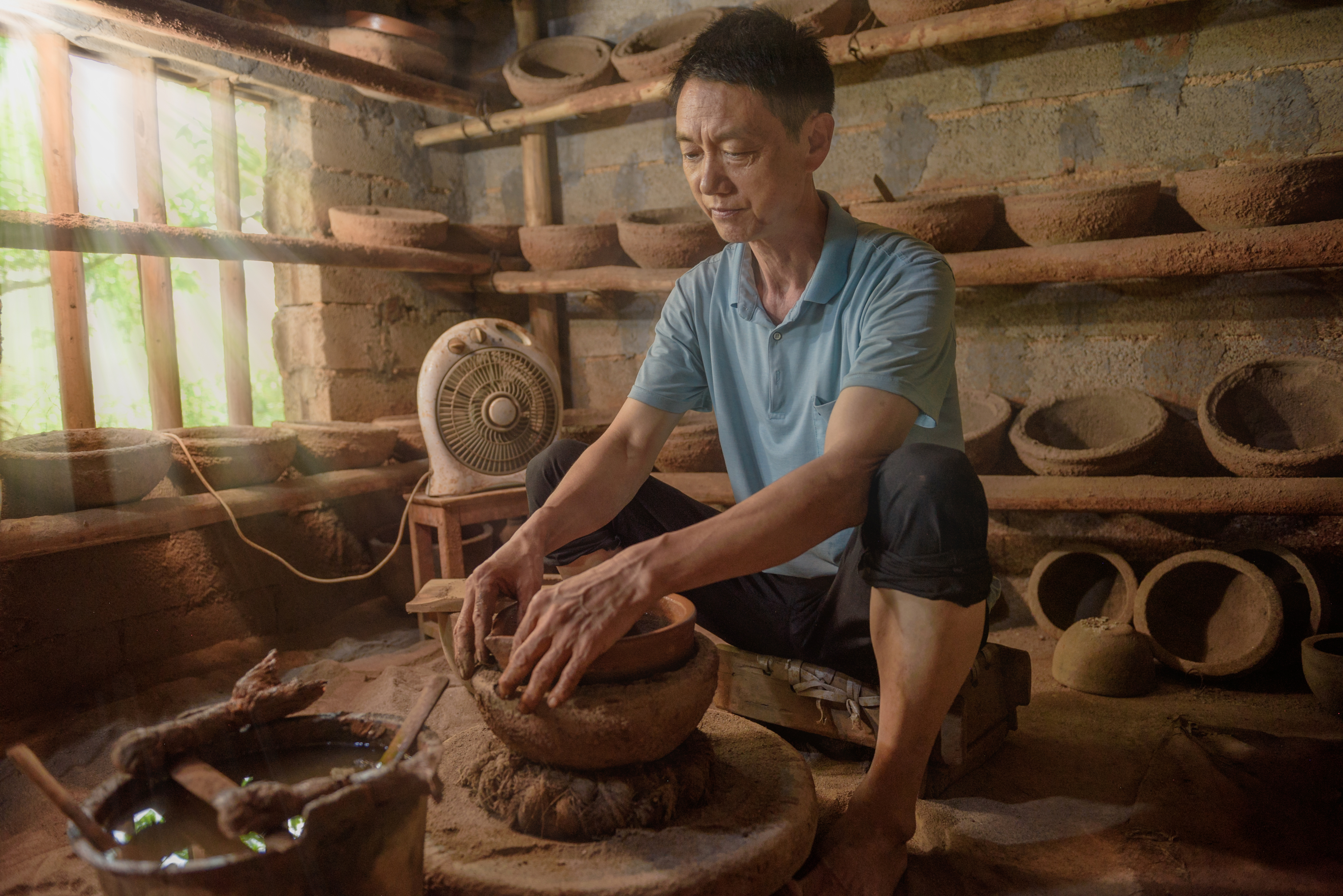 澄潭江镇和家村，非遗传承人李守平正在制作浏阳砂罐。
