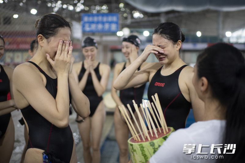 教练沈映莎为参赛的双胞胎姐妹刘津含（右二）、刘津彤（左一）送上西瓜生日蛋糕。