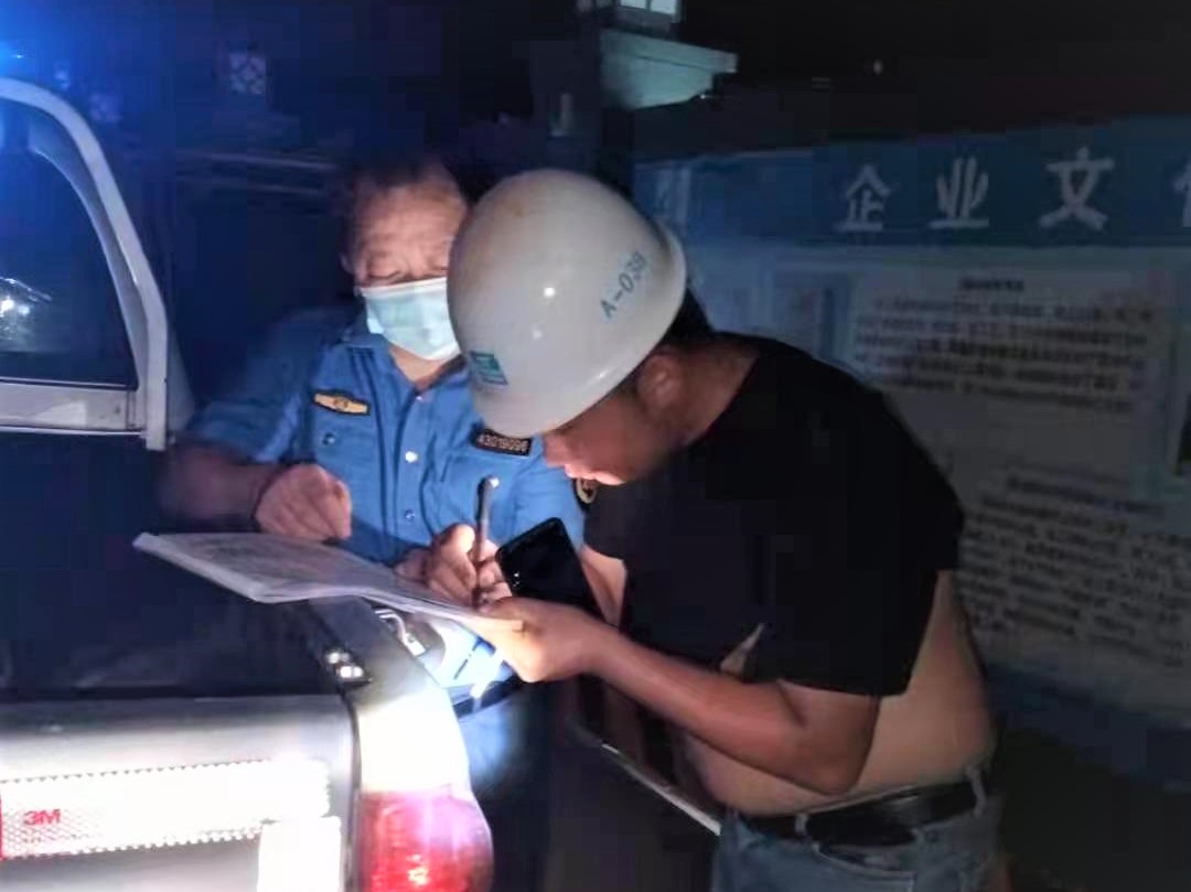 宁乡市城管局执法人员对夜间施工单位下达责令整改通知书。