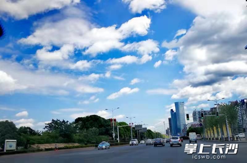蓝天白云下，天心区湘江中路路面宽阔整洁，井然有序。通讯员 田凤林 供图