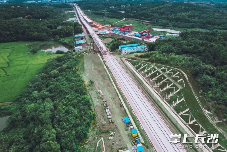 长株潭西环线一期工程高架段已全线贯通。