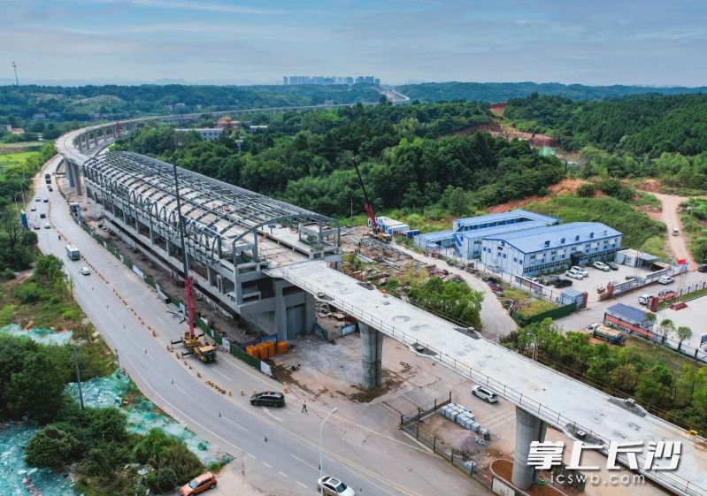 长株潭西环线一期工程5座车站已封顶，3座车站正进行主体施工。