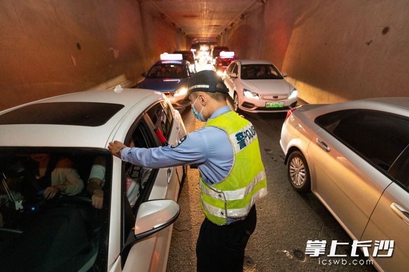 民警正对过往车辆进行酒精检测。图片均为长沙晚报全媒体记者 董阳 摄