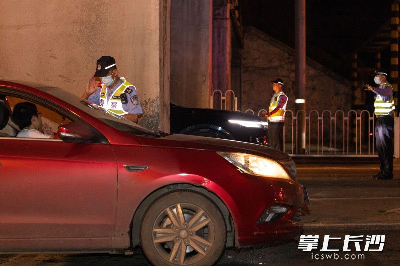 民警对每条车道的车辆逐一进行酒驾排查。