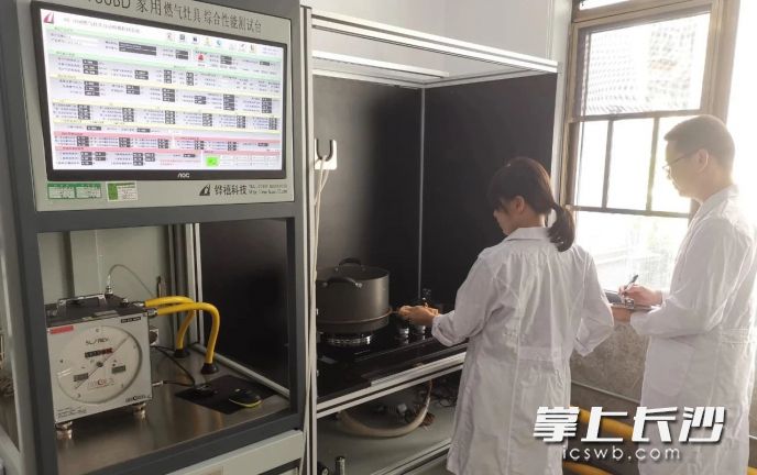 湖南省长沙燃气燃具监督检测中心检测人员正在对样品进行检测。  长沙晚报通讯员 赖婧 供图