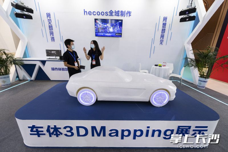 工作人员在展示车体3DMapping技术。