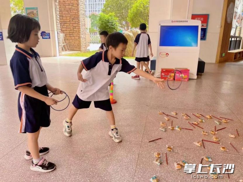 仰天湖中建小学一年级同学参加“圆圆圈月迎中秋”活动。