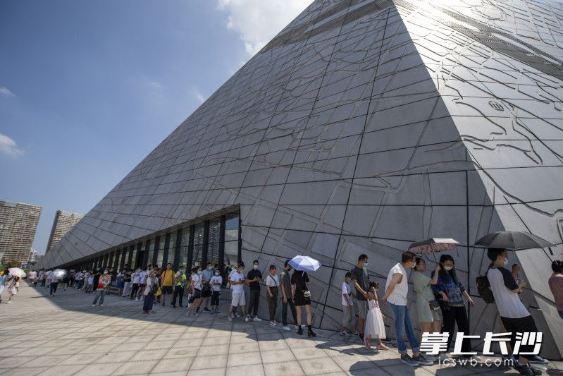 在滨江文化园，长沙博物馆吸引众多市民游客前来打卡。长沙晚报全媒体记者 黄启晴 摄