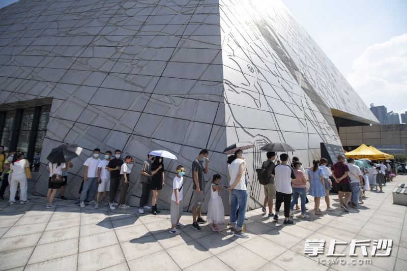 市民游客正有序排队进入长沙博物馆。长沙晚报全媒体记者 黄启晴 摄