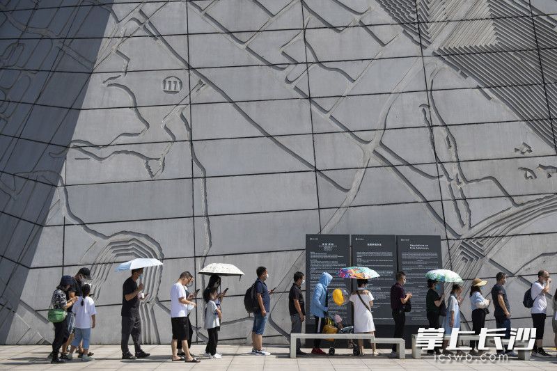市民游客正有序排队进入长沙博物馆。长沙晚报全媒体记者 黄启晴 摄