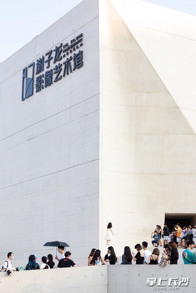谢子龙影像艺术馆门前吸引众多游客前来排队打卡。长沙晚报全媒体记者 董阳 摄