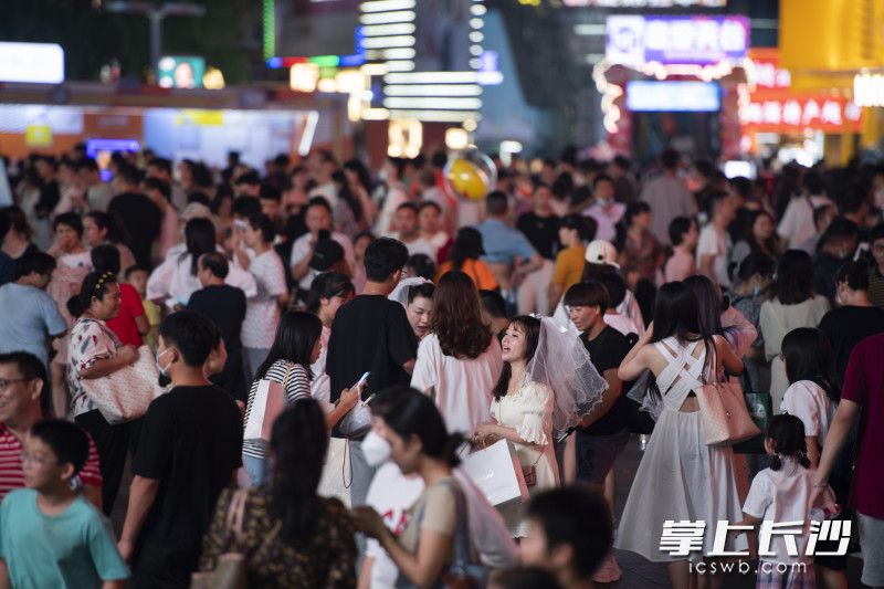 在黄兴广场，游客们在欣赏音乐和夜色。