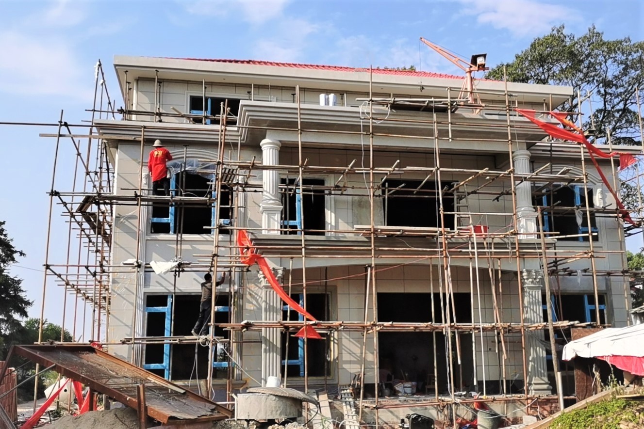 在宁乡市油麻田村，易锴新建的三层楼房即将竣工，他借鉴新农宅图集加快了施工进度。长沙晚报全媒体记者 张禹 摄