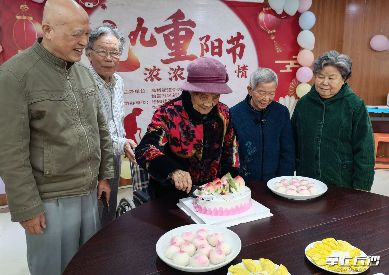 怡园社区举行的“银发喜乐会”上，百岁娭毑在众人拥簇下开心切蛋糕、品寿桃。长沙晚报全媒体记者  胡媛媛 摄