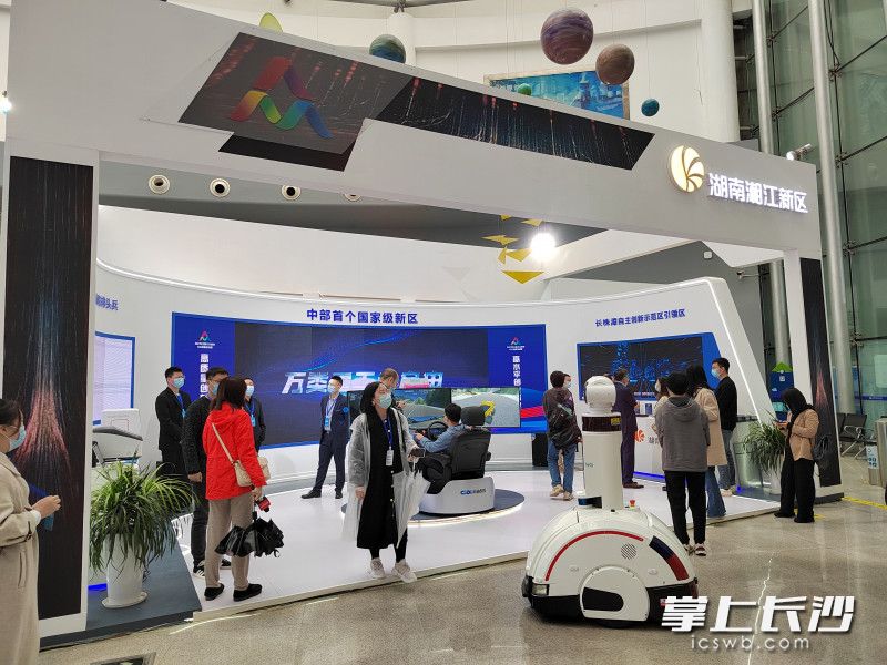 湖南湘江新区展区，可以体验远程驾驶。