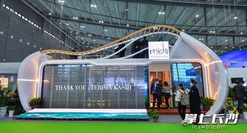 10月22日下午，2021中国（长沙）国际装配式建筑与工程技术博览会在长沙国际会展中心开幕，嘉宾们正在展厅参观。长沙晚报全媒体记者 邹麟 摄