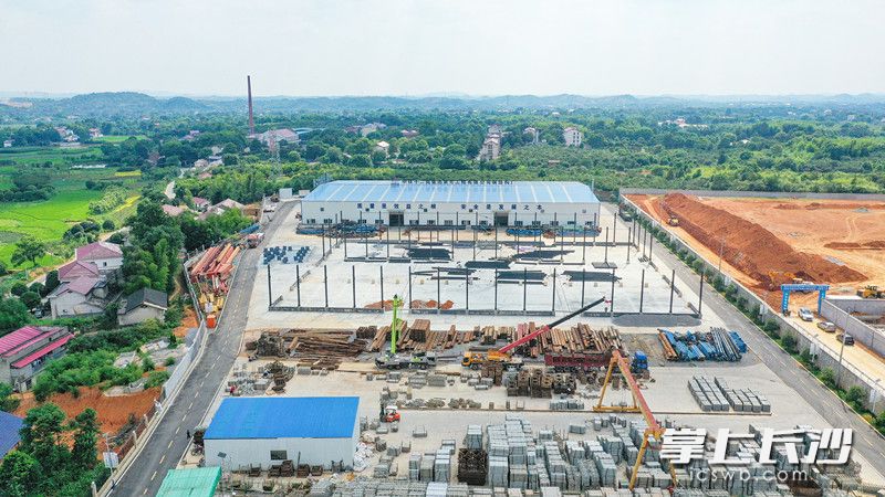中铁十二局七公司仓储物流项目建设现场。