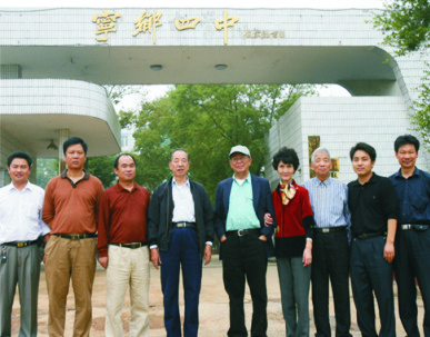 2002年，李泽厚（右五）回到母校与老师们合影。杨胜军供图