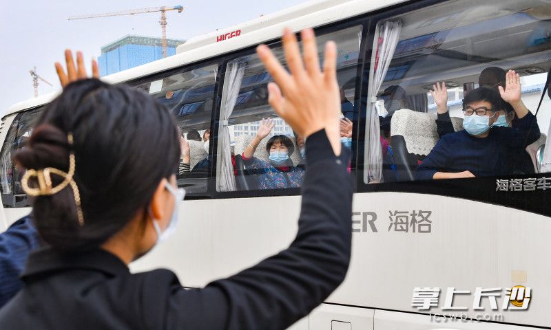 11月3日，银川返湘的191名湖南籍旅客在望城区大汉研学酒店完成集中隔离观察，踏上回家的路，离开时与酒店工作人员挥手告别。长沙晚报全额媒体记者 邹麟 摄