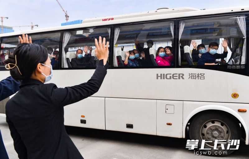 11月3日，银川返湘的191名湖南籍旅客在望城区大汉研学酒店完成集中隔离观察，踏上回家的路，离开时与酒店工作人员挥手告别。长沙晚报全额媒体记者 邹麟 摄