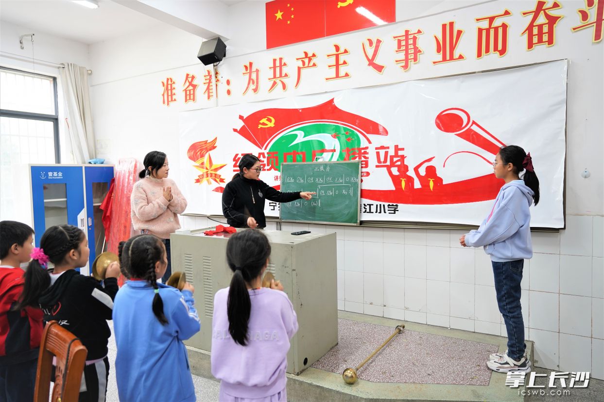 宁乡市各中小学寓教于乐传承红色基因，图为白马桥街道滨江小学开展学生社团活动。