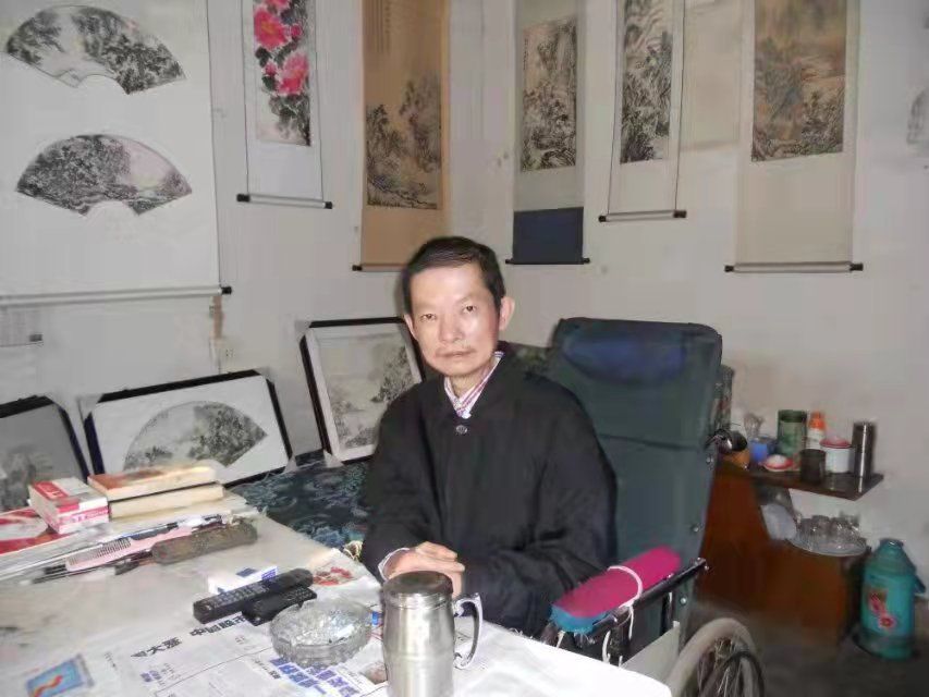 虽然人生中许多时光在不停地与病魔作斗争，但尹旭东始终不放弃对美好生活的渴望和人生的价值追求，坚持绘画创作。