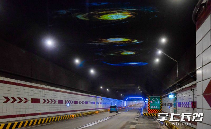 隧道内的6个港湾式停车带，每一个都安装了射灯，营造出星辰大海的感觉。