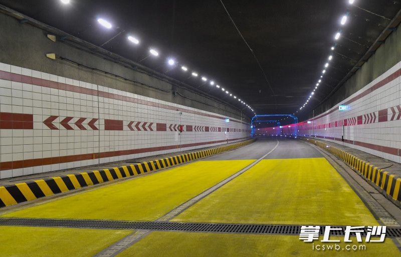 在隧道的入口和出口，铺设了300米长的黄色减震防滑带。