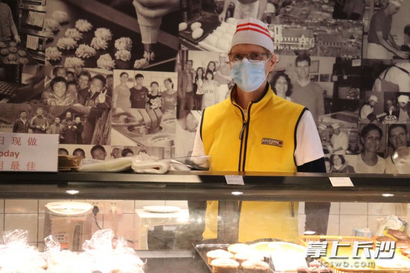 柜台前，吴正荣能够熟练地用中文同顾客交流。