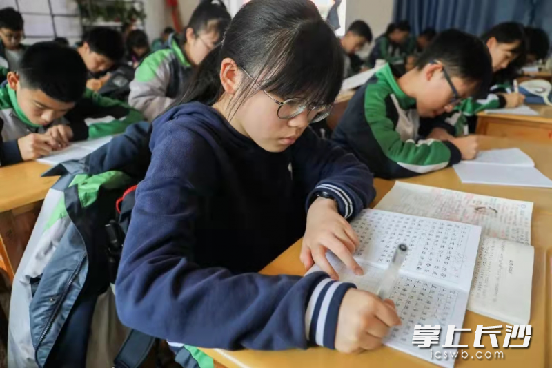 湘一学生每天中午午休前坚持15分钟的书写练习。