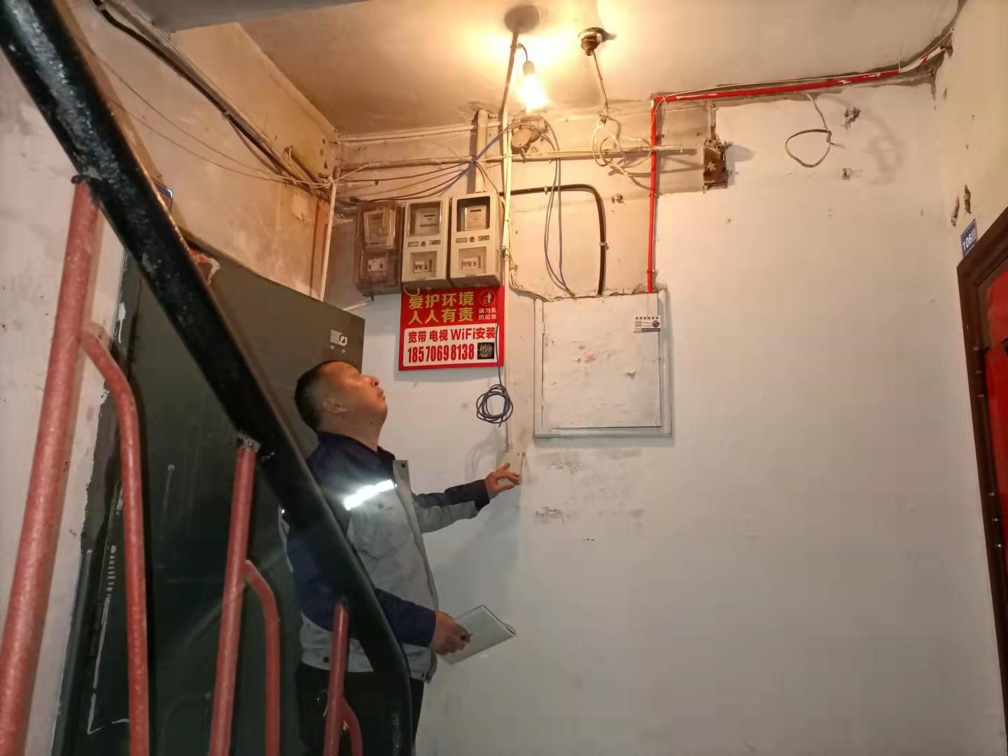 工程师傅免费为楼道更换灯泡。