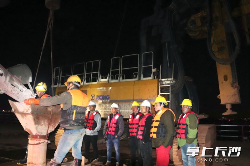 12月2日晚，暮坪湘江特大桥79号主墩最后一根桩基浇筑完成。