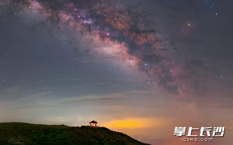 在浏阳大围山拍摄银河，让人产生手可摘星辰的错觉。