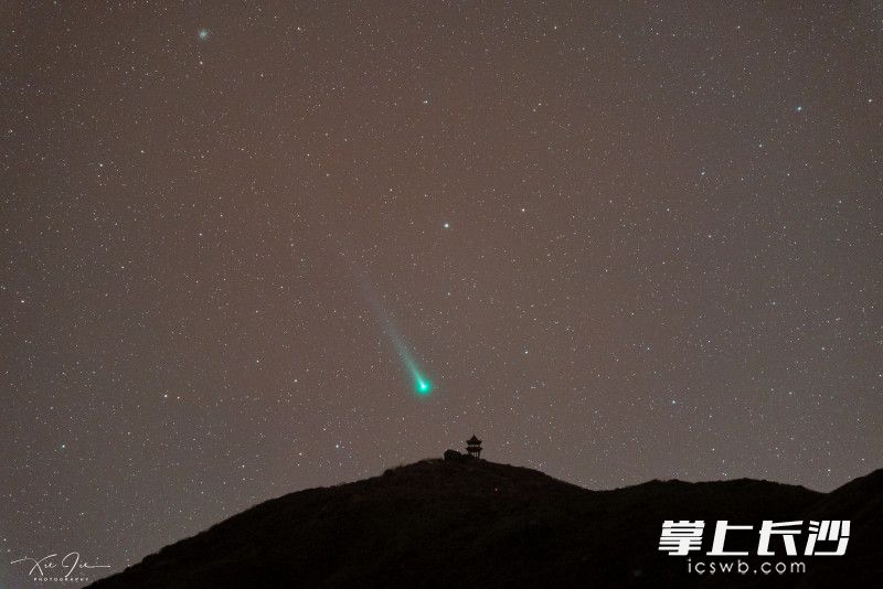 12月6日凌晨，经过两小时的延时摄影，谢杰在浏阳大围山捕捉到的彗星划过天空的一幕。