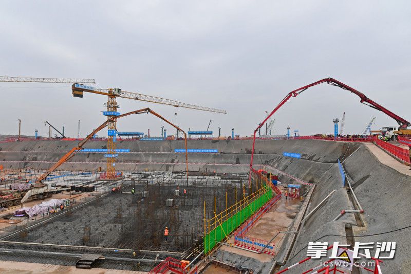 12月14日，长沙机场改扩建工程综合交通枢纽工程项目首块结构底板开始浇筑，项目建设开启“加速键”。  均为长沙晚报全媒体记者 王志伟 摄