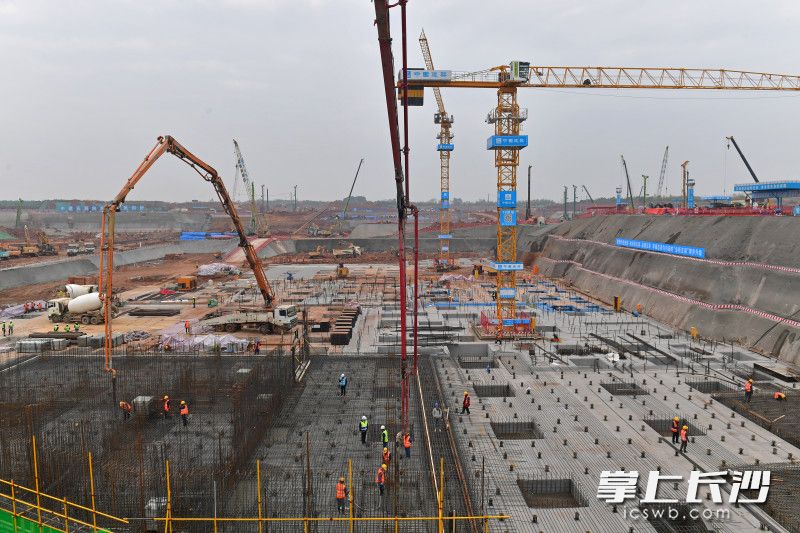 图为长沙机场改扩建工程综合交通枢纽工程首块底板浇筑现场。