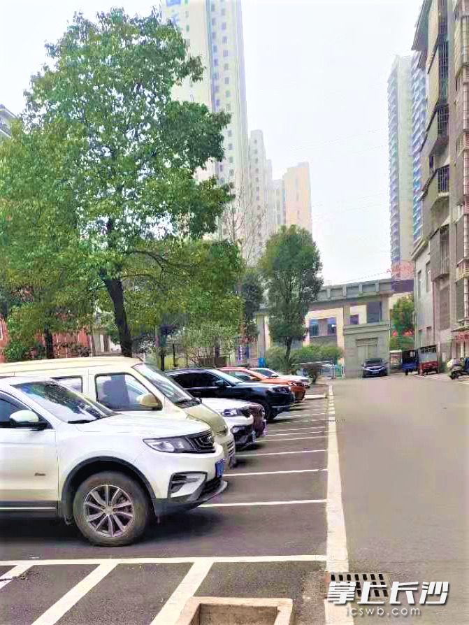 宁乡市城郊街道罗宦社区和泰家园小区改造新建62个停车位，有效缓解这个老旧小区的停车压力。受访方供图