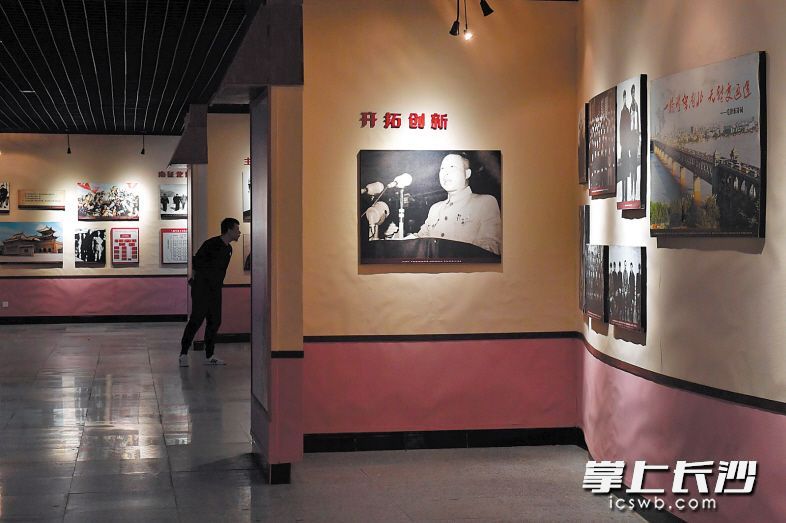 游客正在王首道同志生平事迹陈列室内参观。