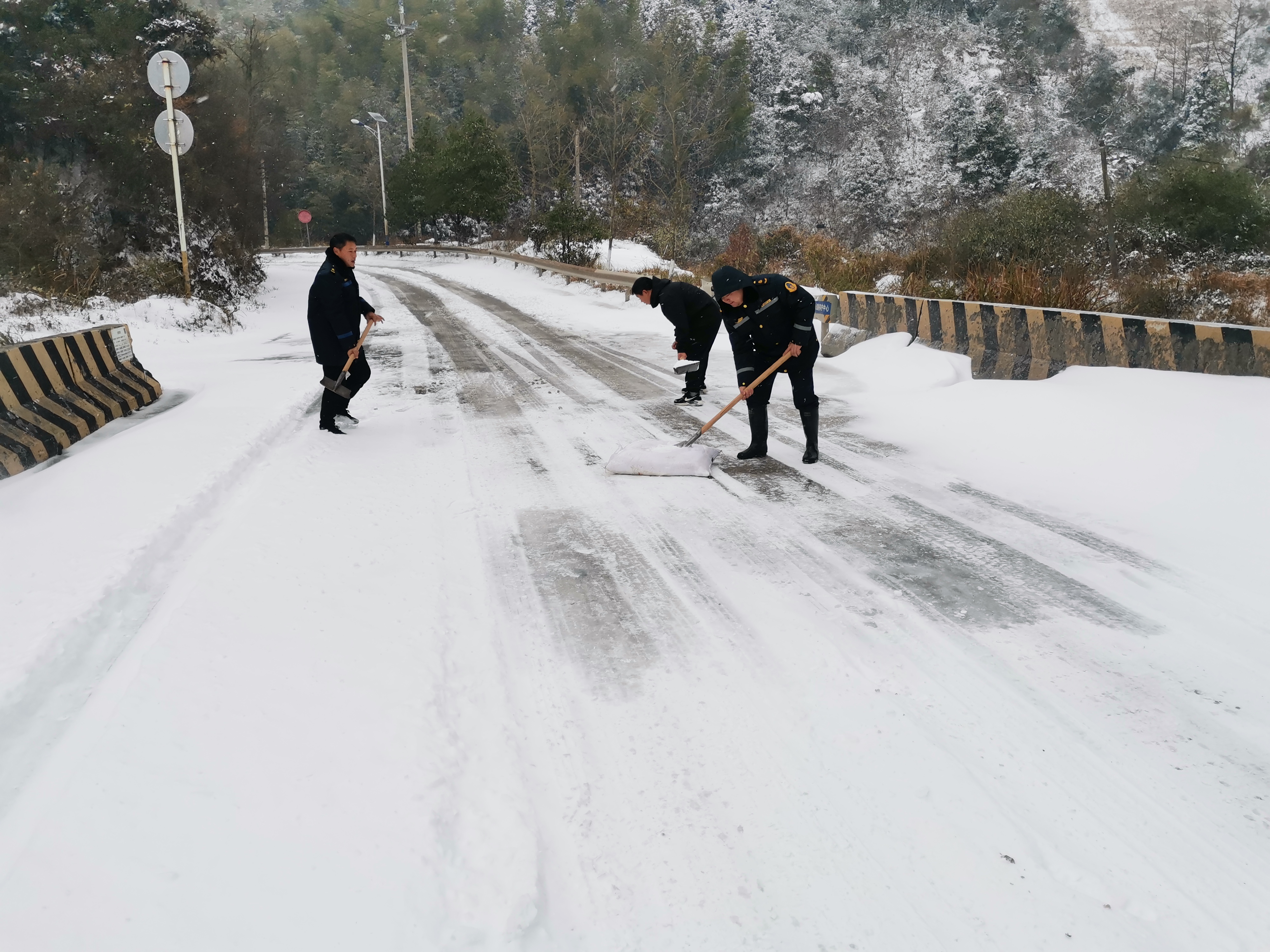组织人员针对乡镇道路、桥梁进行铲雪除冰。