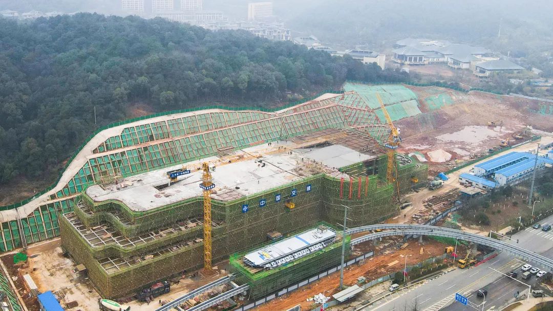 大王山社会停车场项目正式封顶，标志着项目主体完成建设。