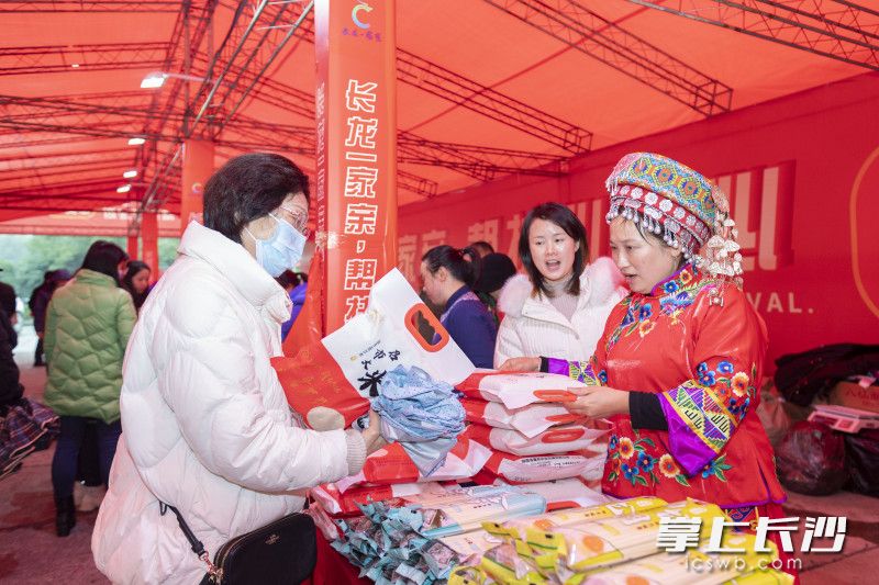 年货节现场，长沙干部职工、市民群众纷纷前来抢购龙山特色农产品。