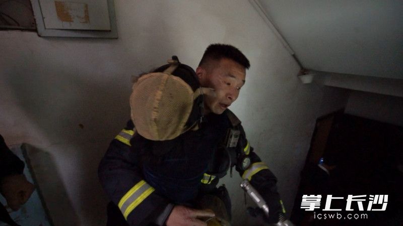 消防员将空气呼吸面罩让给孩子，将两名儿童成功救出。
