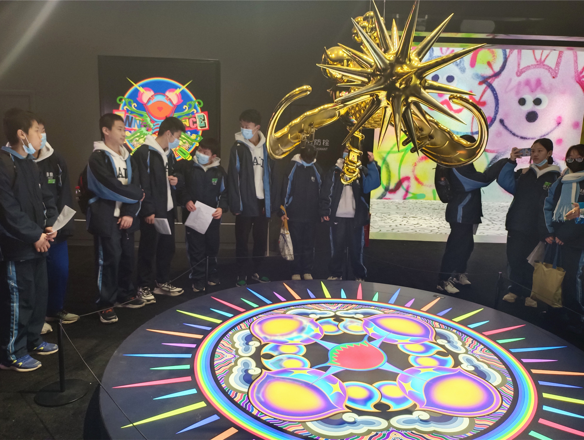 “次元视界”国际潮流艺术展上的一件件展品，让同学们大感新奇。