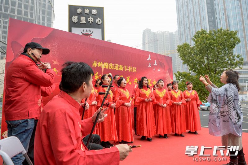 文艺志愿者表演大合唱《没有共产党就没有新中国》